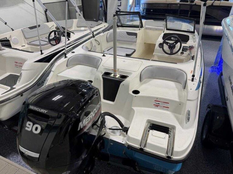 2026 Bayliner M17 - Full Windshield US-BLBX1244G526 [photo 13]